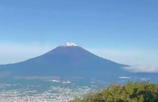 Reshjet e borës mbërrijnë më herët në malin Fuji të Japonisë