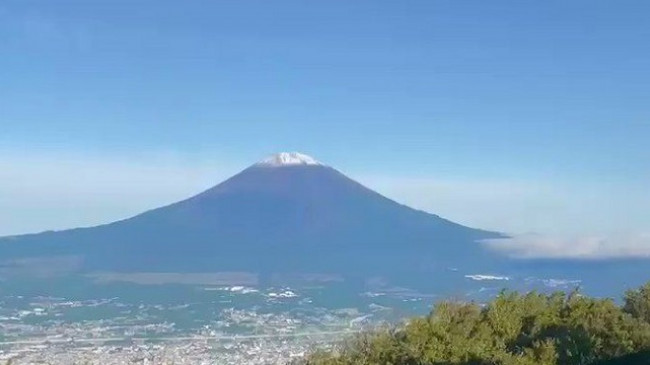 Reshjet e borës mbërrijnë më herët në malin Fuji të Japonisë