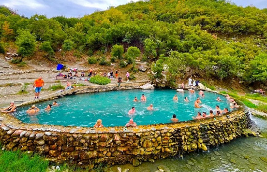 Ujërat termale të Bënjës në Përmet, një destinacion i preferuar edhe në shtator
