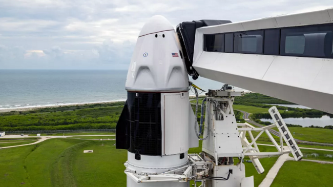 SpaceX i Elon Musk shtyn dërgimin e civilëve në hapësirë