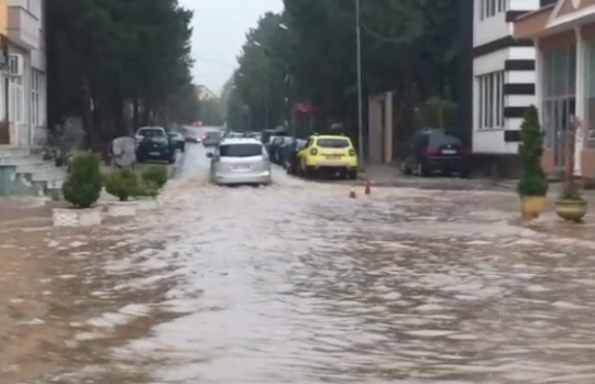 Reshjet e shiu përmbytin rrugët në Kukës
