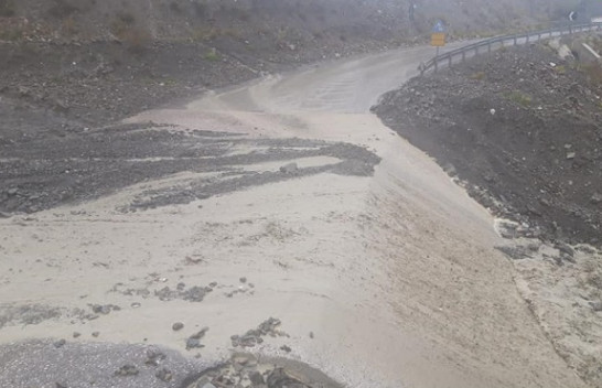 Probleme qarkullimi në rrugën Lozhan-Moglicë për shkak të shirave të shumtë
