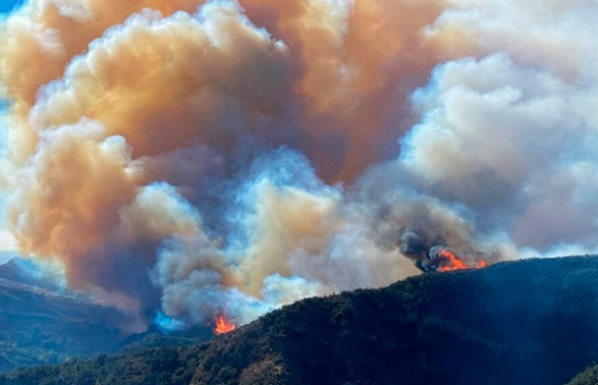 Kalifornia nuk gjen qetësi, era dhe terreni i vështirë favorizojnë zjarret