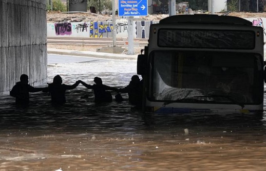 Stuhia 'Balos' përmbyt shtëpi e dyqane, mbyllen shkollat në disa zona të Greqisë