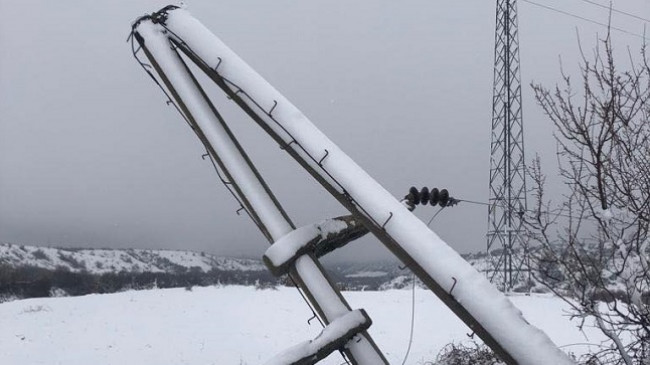 Stuhia e borës rrëzon shtyllat e tensionit në juglindje të Shqipërisë