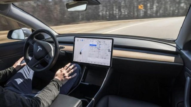 Tesla autopilot hetohet në Gjermani
