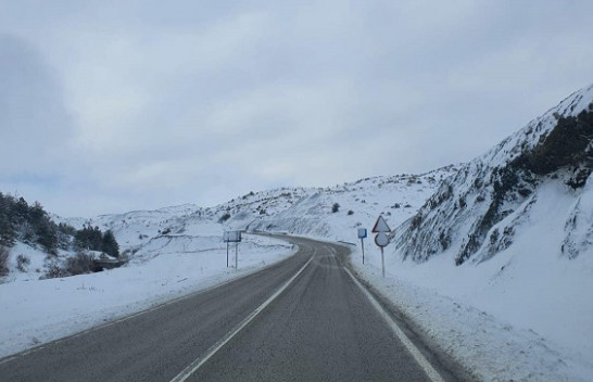 Ngricat vështirësojnë qarkullimin në disa akse të Shqipërisë, rekomandohet përdorimi i zinxhirëve