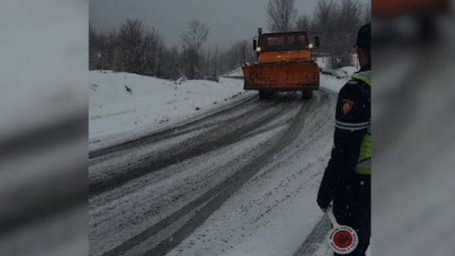 Reshjet e shiut e borës vështirësojnë qarkullimin në bypass-in e rrugës së Arbrit