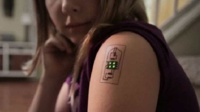 Bill Gates beson se telefonat inteligjentë duhet të zëvendësohen me tatuazhe elektronike