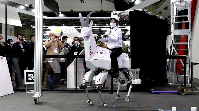 Kawasaki prodhoi një dhi robotike që mund të kalërohet dhe të transportojë mallra