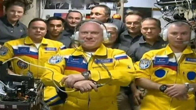 Astronautët rusë arrijnë në Stacionin Ndërkombëtar të Hapësirës me ngjyrat e Ukrainës