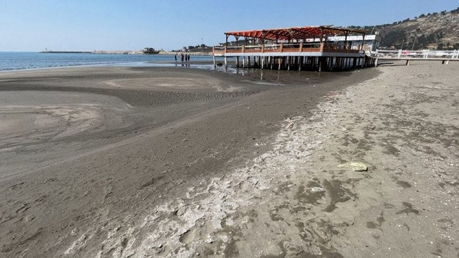 Fenomeni i rrallë në Shëngjin, deti ‘tërhiqet’ për disa metra