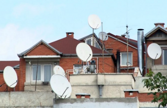 Komuna e Prishtinës iu jep 90 ditë afat qytetarëve që të largojnë antenat satelitore nga ndërtesat