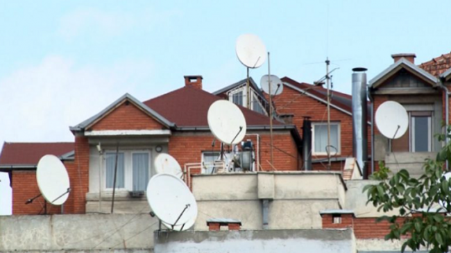 Komuna e Prishtinës iu jep 90 ditë afat qytetarëve që të largojnë antenat satelitore nga ndërtesat