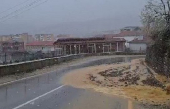 Stuhi bore dhe shi në Peshkopi, përmbytet rruga, vështirësi në qarkullim