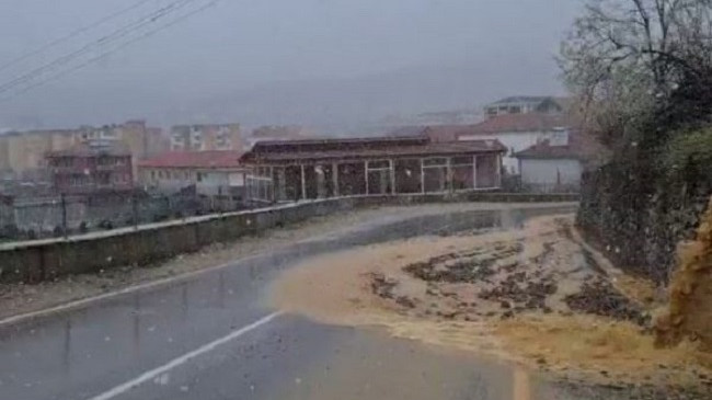 Stuhi bore dhe shi në Peshkopi, përmbytet rruga, vështirësi në qarkullim