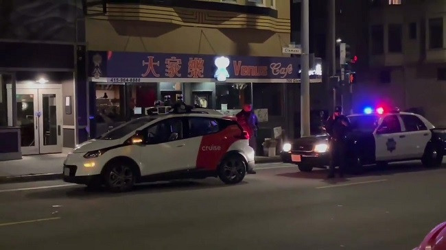Një veturë vetë-drejtuese ndalohet nga policia, zbuloni se çfarë ndodhi më pas [Video]