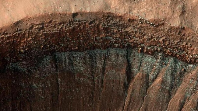 NASA publikon foton e një krateri të akullt në Mars