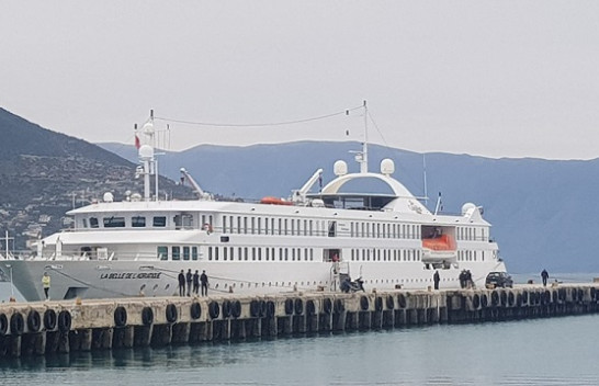 'E bukura e Adriatikut' me turistë francezë viziton Vlorën