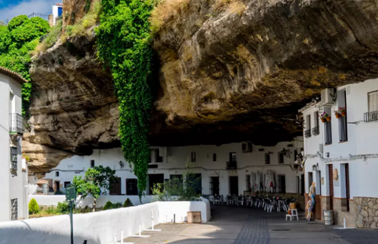 Një qytet i pazakontë i gdhendur në shkëmbinj tërheq qindra turistë, fotot janë befasuese