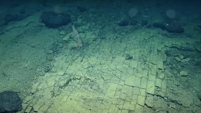 Shkencëtarët zbulojnë ‘rrugën me tulla të verdha’ në fund të Oqeanit Paqësor
