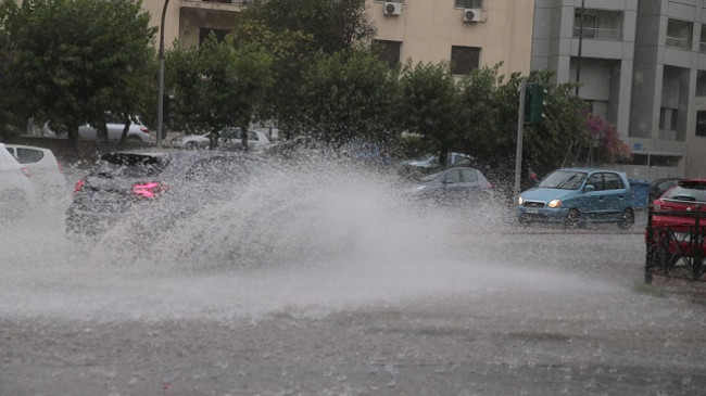 Reshjet e dendura të shiut shkaktojnë përmbytje në Greqi