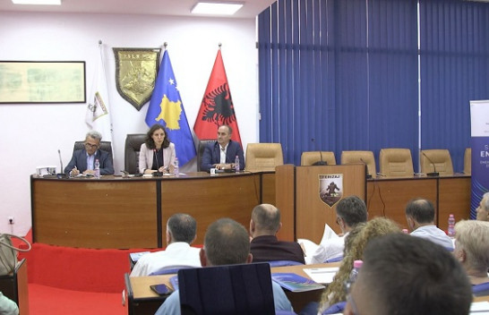Qytetarë e Mitrovicës dhe Ferizajt diskutojnë strategjinë e energjisë me ministren Rizvanolli