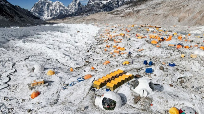 Nepali përgatite të zhvendosë kampin bazë të Everestit nga shkrirja e akullnajave