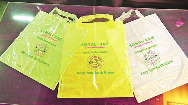 Shkencëtari nga Bangladeshi shpik çantën mbajtëse të biodegradueshme për të zëvendësuar plastikën