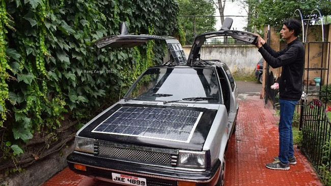 'Unë mund të isha Elon Musk i Indisë': Mësuesi i matematikës ndërtoi një veturë me energji solare