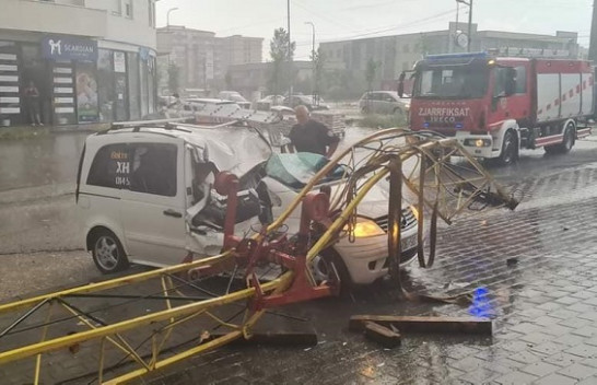 Momente dramatike: Era e fortë rrëzon vinçin mbi veturë në Gjilan