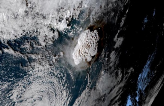 NASA: Shpërthimi i Tongës dërgoi ujë në atmosferë sa për të mbushur 58 mijë pishina olimpike