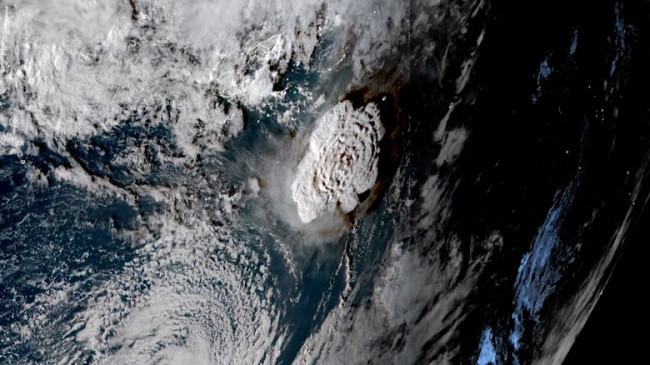 NASA: Shpërthimi i Tongës dërgoi ujë në atmosferë sa për të mbushur 58 mijë pishina olimpike
