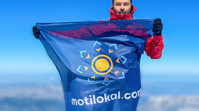 Flamuri i Motilokal valëvitet në Mont Blanc të Francës