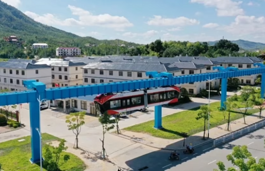 ‘Treni qiellor’ i Kinës lëviz në shina magnetikë në 10 metra lartësi