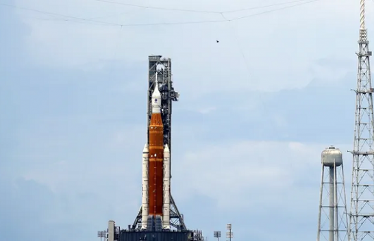 NASA anulon lëshimin e raketës në Hënë për shkak të një problemi me motorin