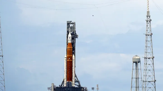 NASA anulon lëshimin e raketës në Hënë për shkak të një problemi me motorin