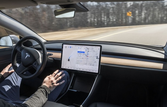 Musk: Teknologjia e veturave vetëdrejtuese gati deri në fundvit