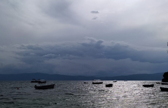 Vranësira dhe reshje shiu me bubullima në Maqedoni