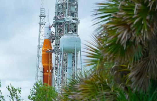 NASA shtyn sërish nisjen e raketës rreth Hënës