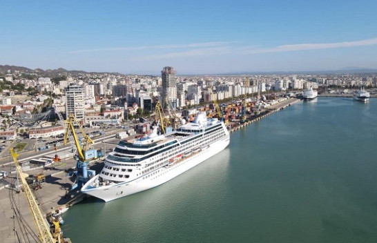 Kroçera Nautica me 527 turistë amerikanë ankorohet në portin e Durrësit