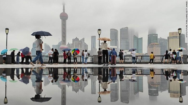 Tajfuni Muifa pritet ta godet Shangain/ Anulohen fluturimet, mbyllen shkollat dhe evakuohen qytetarët