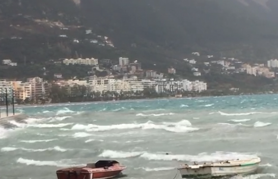 Moti i ligë/ Pezullohet lundrimi në Vlorë