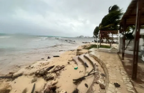 Stuhia Julia shndërrohet në uragan të shkallës së parë