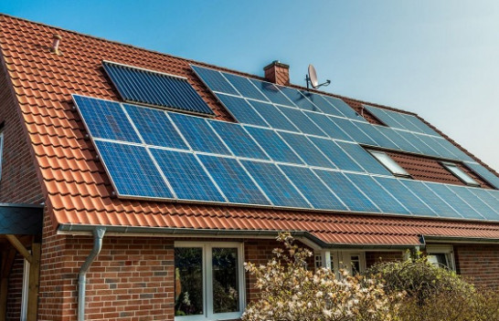 Panelet e vogla diellore në Francë po ulin faturat e energjisë për qytetarët