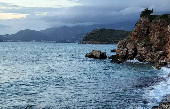 Javë me vranësira e reshje shiu në Mal të Zi