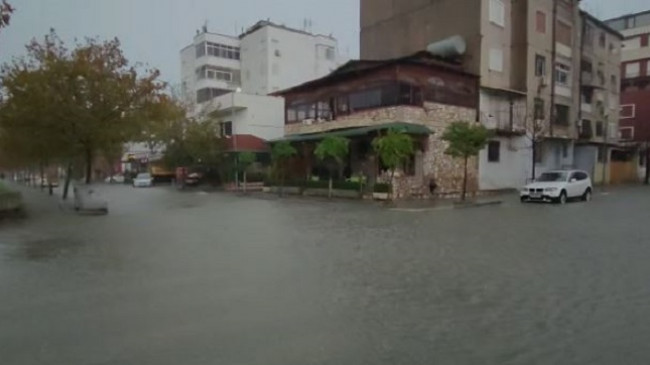 Uji ‘pushton’ Durrësin, përmbyten rrugët