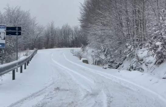 Bora në fshatrat e Korçës, të gjitha rrugët e kalueshme