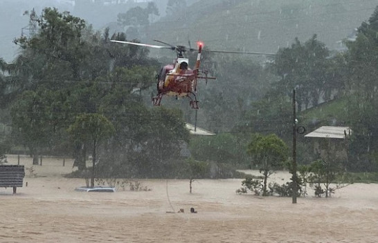 Përmbytjet në jug të Brazilit, njerëzit bllokohen në çatitë e shtëpive, shpëtohen me helikopter