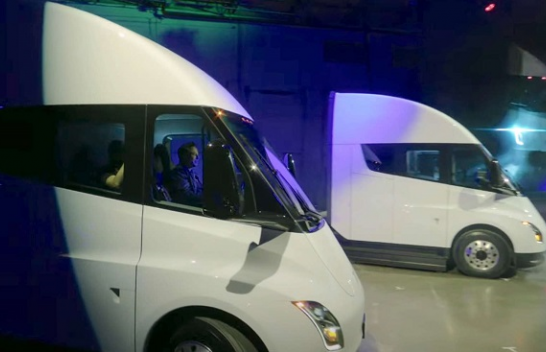 Elon Musk prezanton modelet e para të kamionëve Tesla